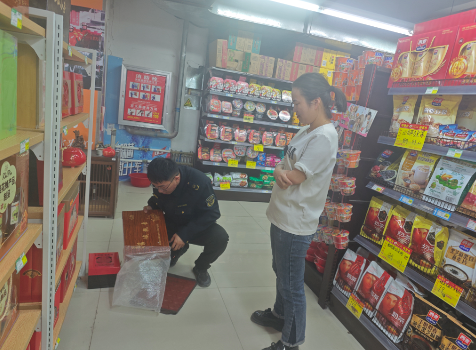新疆巴楚县市场监管局开展茶叶jbo竞博过度包装专项检查(图1)