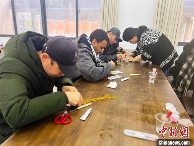 外国留学生江西九江“看见非遗”：学茶艺做陶瓷 感受非遗魅力(图2)