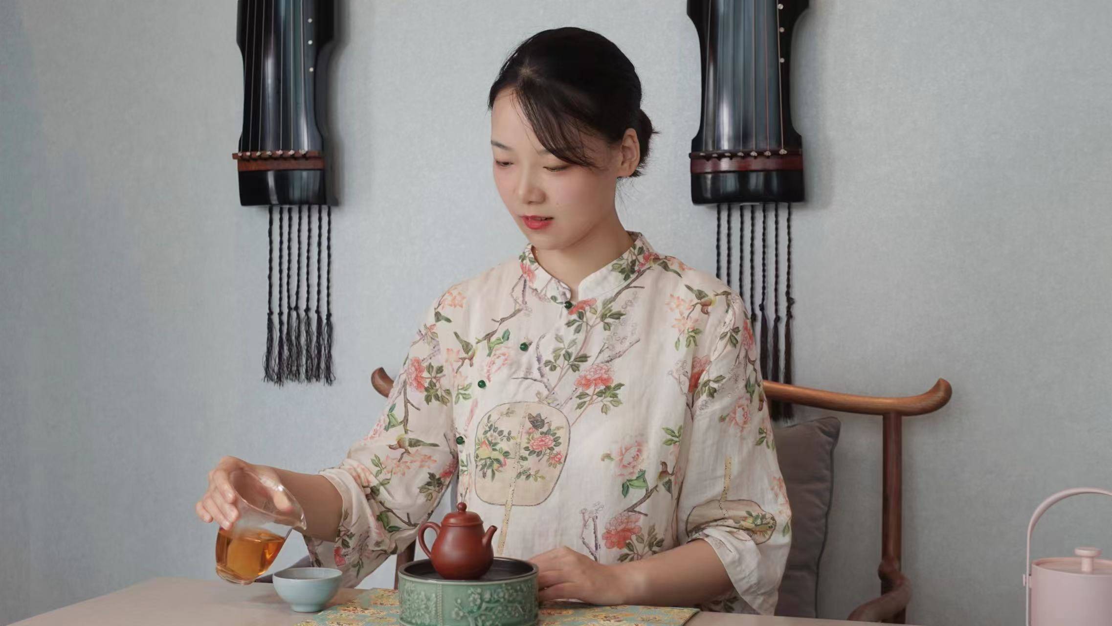 资深评茶师杜舒宸（杜红梅）的茶艺风格充满了艺术性她通过优雅的姿态流畅的动作以及精致的茶具将茶艺变成了一种视觉和味觉的双重享受(图3)