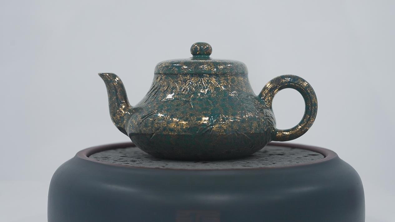 四川自贡：荣县陶展新春受热捧 文化传承再启新篇(图1)