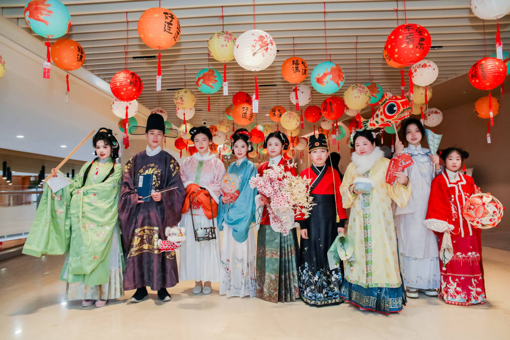穿汉服品非遗……上海近千名职工参加元宵古风游园会(图1)