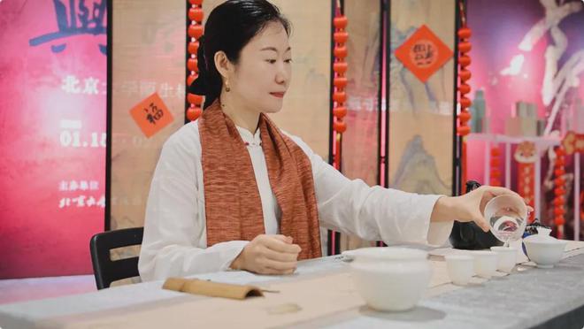 共煎茶吃话新春： 中国文化中心茶艺班第一课“春节茶俗”开讲jbo竞博网址(图2)