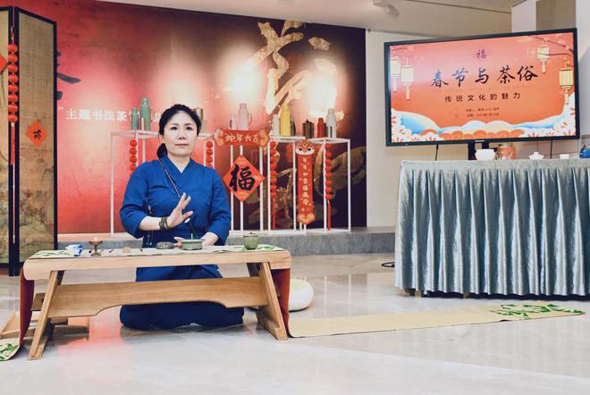 共煎茶吃话新春： 中国文化中心茶艺班第一课“春节茶俗”开讲jbo竞博网址(图3)