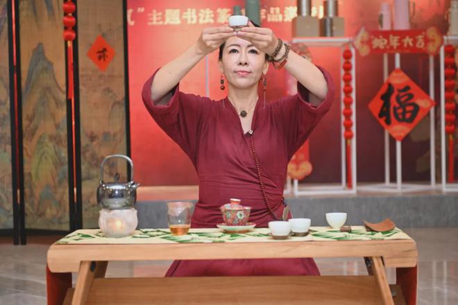 共煎茶吃话新春： 中国文化中心茶艺班第一课“春节茶俗”开讲jbo竞博网址(图4)