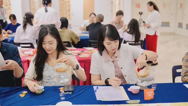 共煎茶吃话新春： 中国文化中心茶艺班第一课“春节茶俗”开讲jbo竞博网址(图5)