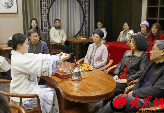 jbo竞博APP山东服装职业学院举办庆祝“三八”国际妇女节茶艺展演活动(图1)