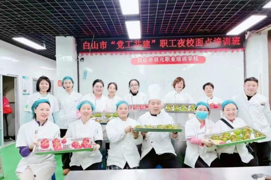 “白天追光晚上逐梦”职工夜校解锁美好生活(图2)