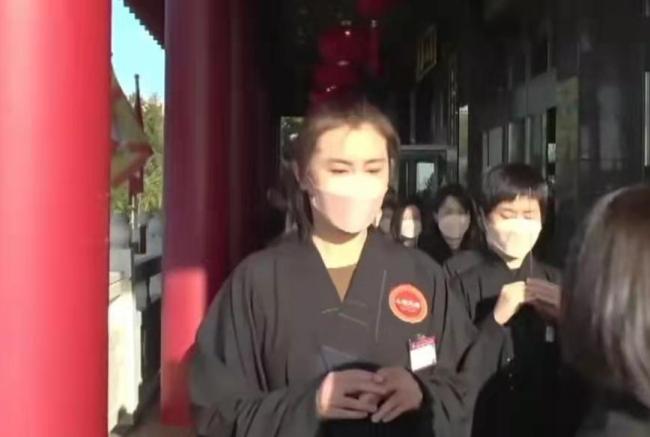 年近六旬的王祖贤竟以这种方式“复出”(图1)