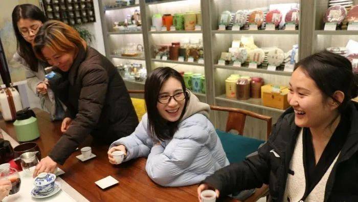 央媒聚焦 合肥青年夜校非遗课堂走红 年轻人热衷体验传统文化(图1)