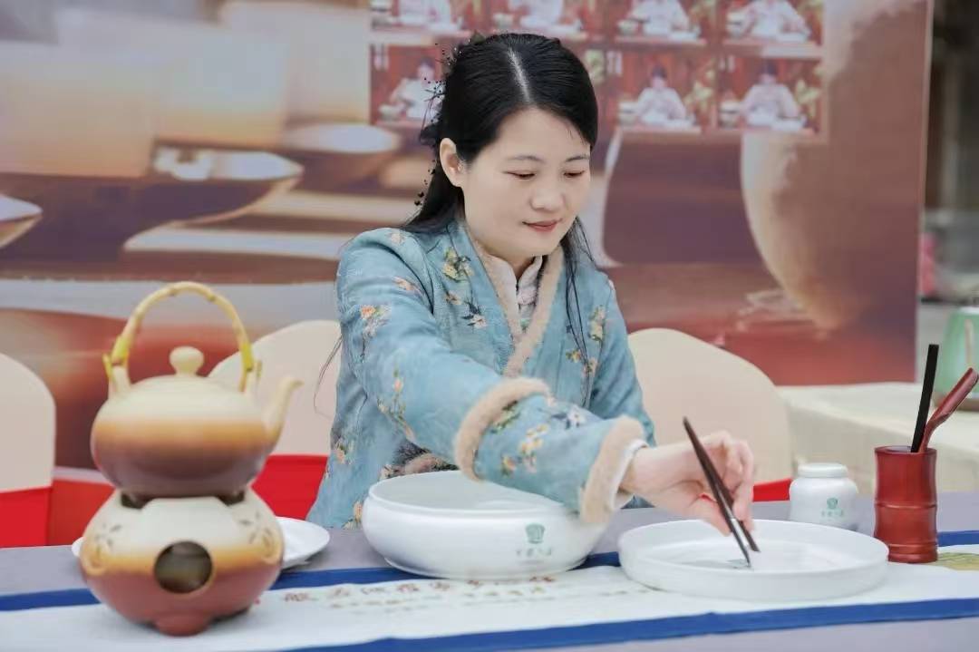 一技在手 就业不愁安溪县叶耀玲技能大师茶艺入校园活动圆满举行(图3)