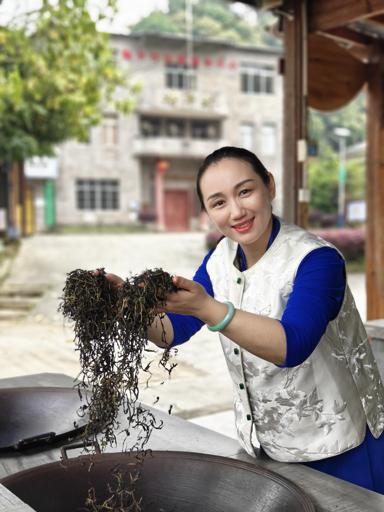 茶香润乡土 匠心谱新篇——记全国技术能手覃聪聪的茶文化传承与助农之路(图1)
