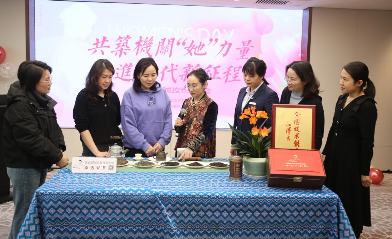 茶香润乡土 匠心谱新篇——记全国技术能手覃聪聪的茶文化传承与助农之路(图2)