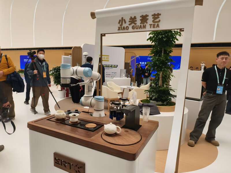 中关村来了一批持证上岗的机器人(图1)