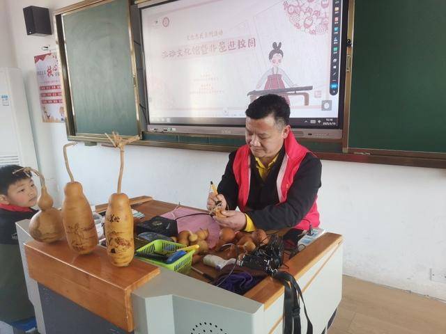 传承非遗薪火 点亮青春校园——安徽师范大学附属亳芜小学举办“非遗文化进校园”主题活动(图2)
