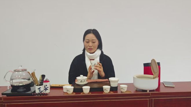 jbo竞博平台罗雄街道老年大学：茶香暖岁月艺韵伴银龄(图2)