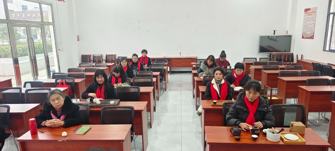 jbo竞博平台罗雄街道老年大学：茶香暖岁月艺韵伴银龄(图4)