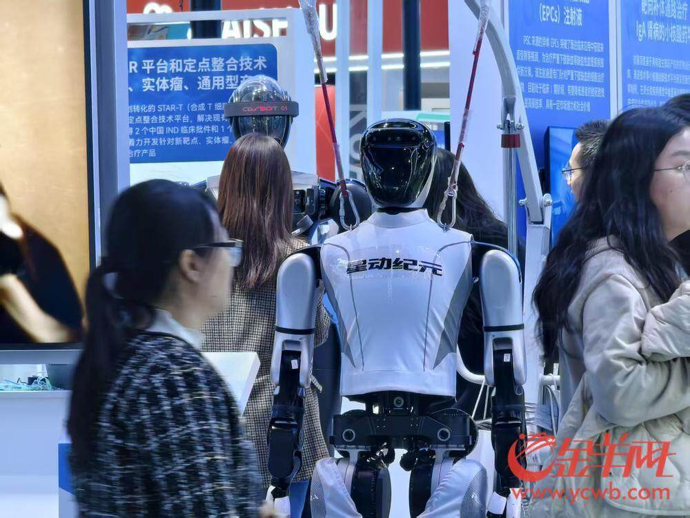 百台机器人组团出道向世界呈现“未来已来”科技图景｜2025中关村论坛年会(图2)