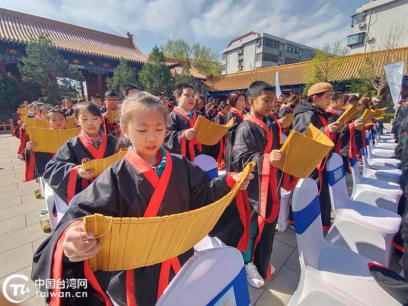 千年府学传雅韵 一脉相承话同心——和谐中华·海峡两岸（济南）论语经典诵读展演暨“潮起两岸 泉茶飘香”系列活动启动仪式举办(图4)