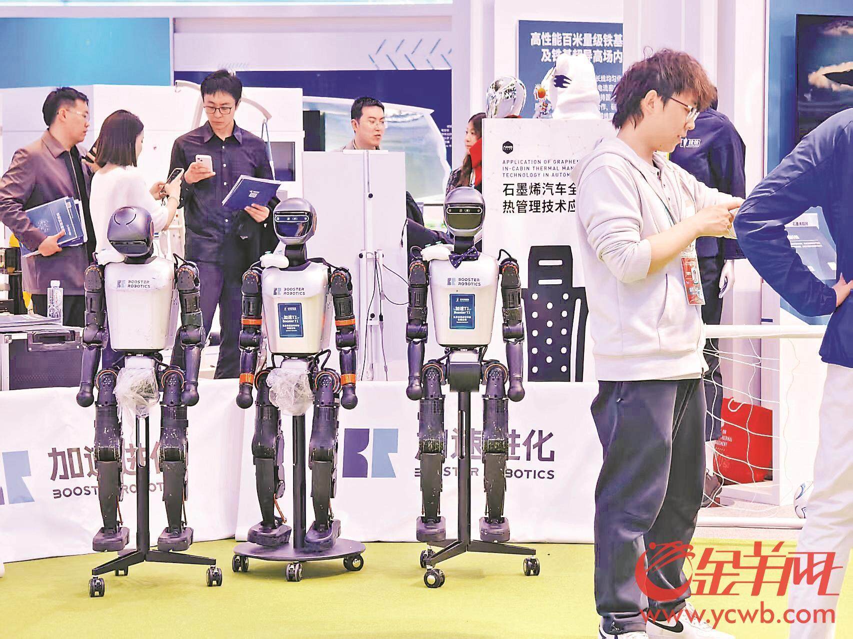 近百台机器人集群亮相中关jbo竞博网址村论坛 “机器人群舞”背后有何黑科技(图2)