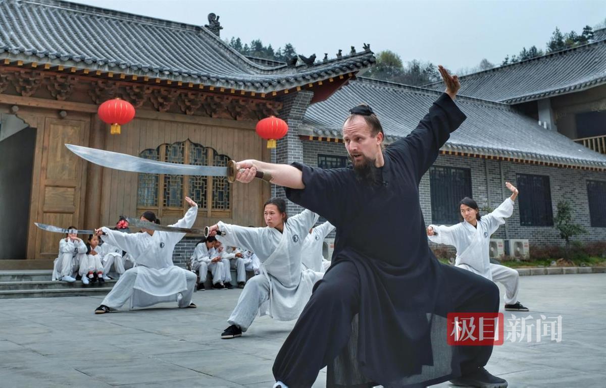 jbo竞博下载武当杰克拿到“中国绿卡”自豪湖北是他第二故乡(图3)