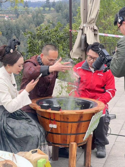 非遗茶艺×现代物流：京东快递打造春茶出山“最快双通jbo竞博登录道”(图3)