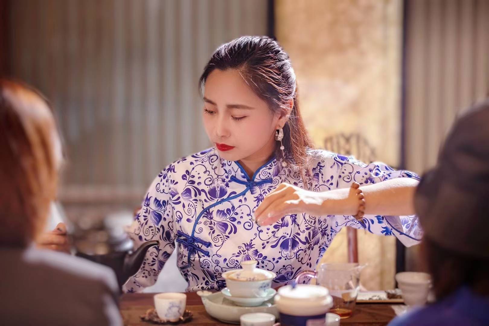 国家技师级茶艺师刘翊箴（刘爽）解析中国茶文化的传承与发展jbo竞博登录——茶产业的发展与茶文化的传承相辅相成(图2)
