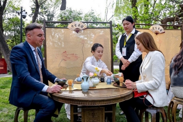 以花为媒 促文明互鉴：2025年海棠花荟暨海棠诗会活动在北京宋庆龄故居举办(图8)