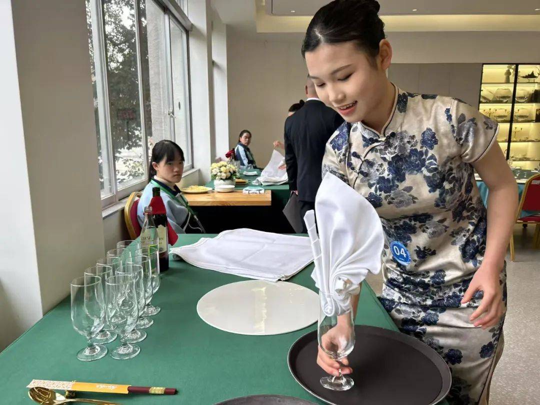 直击两赛 “职”击茶艺旅jbo竞博网址游服务赛场贵阳学子秀出专业范(图3)
