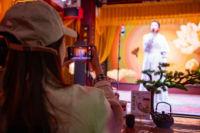 古城焕夜韵 谢裕大茶行“茶”出新花样解锁超燃演艺+围炉煮茶新体验(图1)