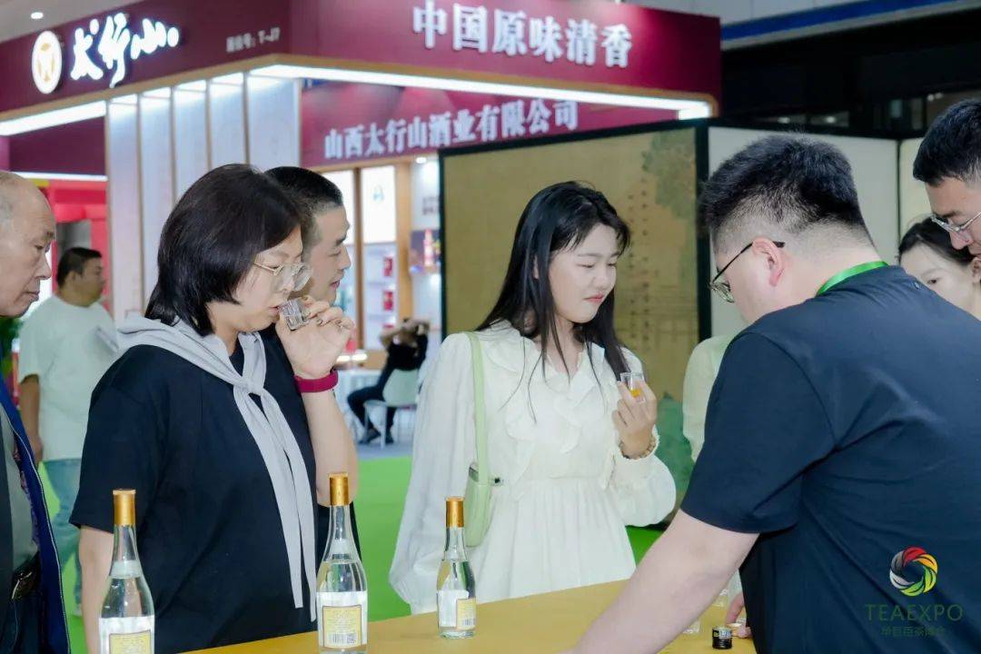 华巨臣第15届武汉茶博会首日现场直击jbo竞博登录(图2)