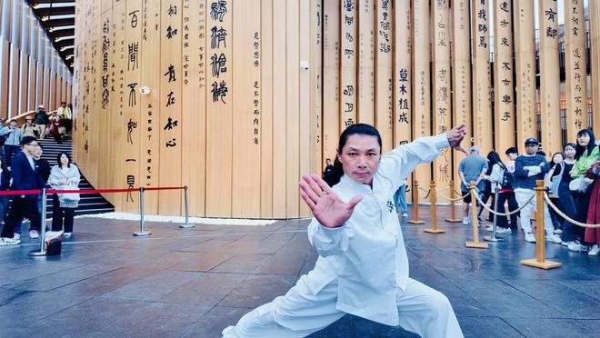 青城功夫长嘴壶茶艺德阳杂技……世博会“川味”表演出圈jbo竞博注册(图2)